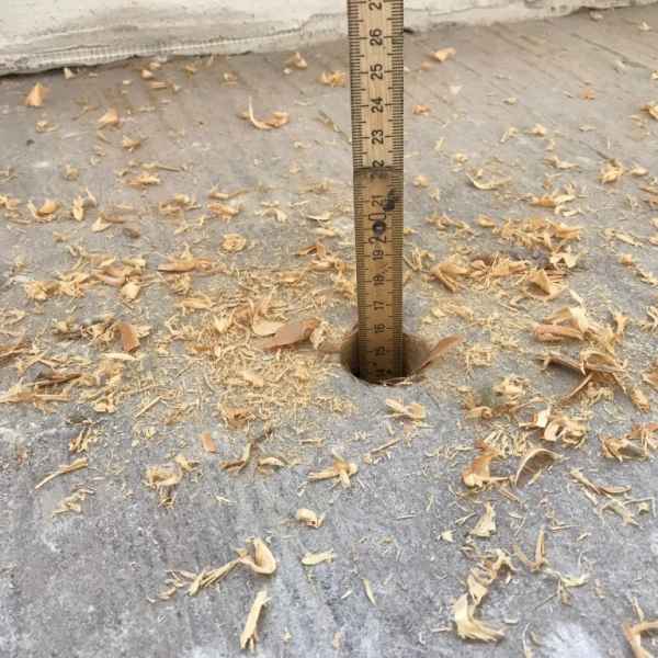 Hohlraum mit 14cm Dämmstoffstärke unter den Dielenbrettern der verfüllt werden muss.