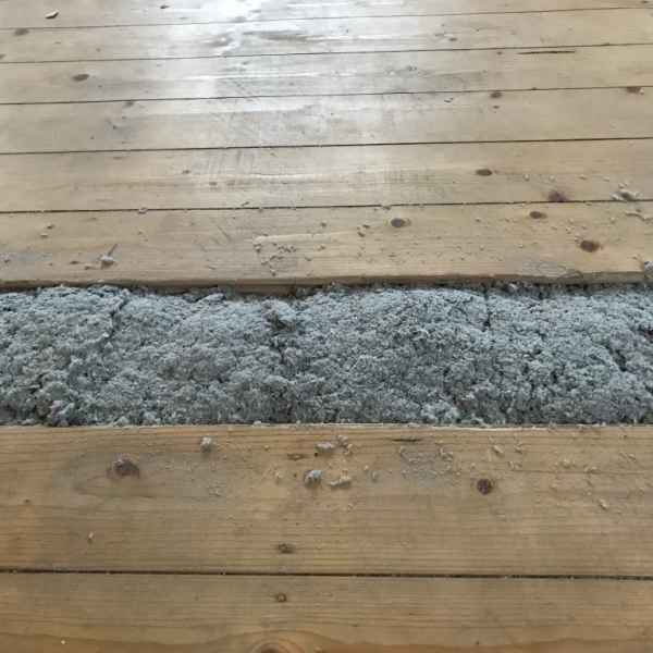 Fertig gedämmte Fußbodenfelder mit dem Papier-Dämmstoff Zellulose.