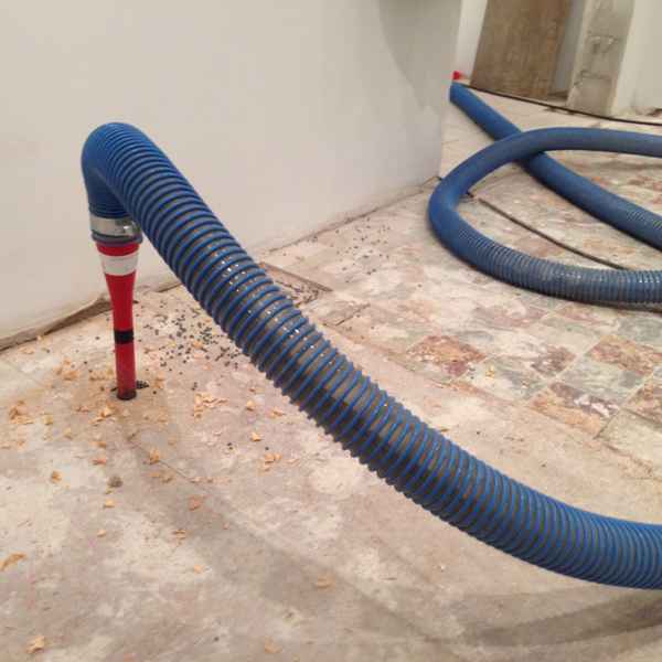 Durch Bohrungen wird der Dämmstoff in die Preußische Kappendecke eingeblasen.