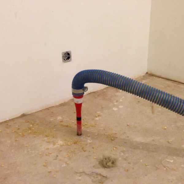 Der Hohlraum einer Kellerdecke (Preußische Kappendecke) wird mit Isofloc H2Wall verfüllt.