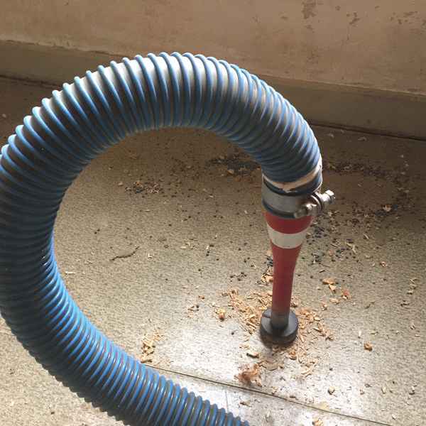 Die Kellerdecke wird von oben durch die Dielenbretter gedämmt.