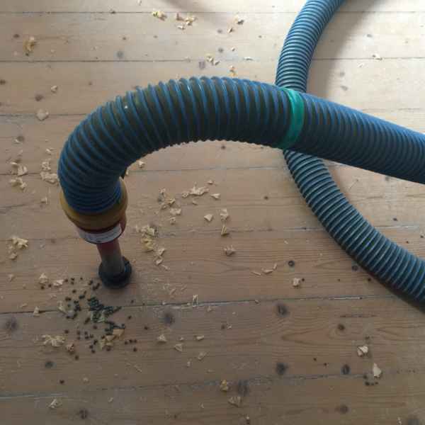 Kellerdeckenverfüllung mit 033 EPS Einblasdämmstoff.