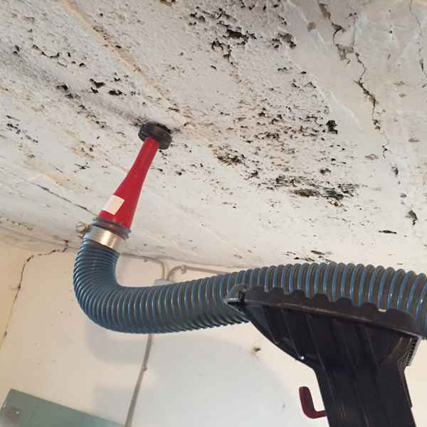 Preußische Kappendecke im Mehrfamilienhaus wird mit Isofloc Pearl WLG 033 ausgeblasen.