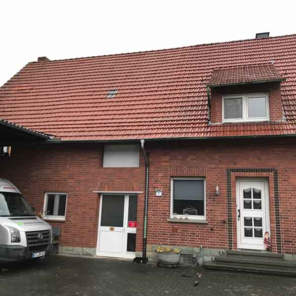 Fehlende Dachdämmung im Zweifamilienhaus.