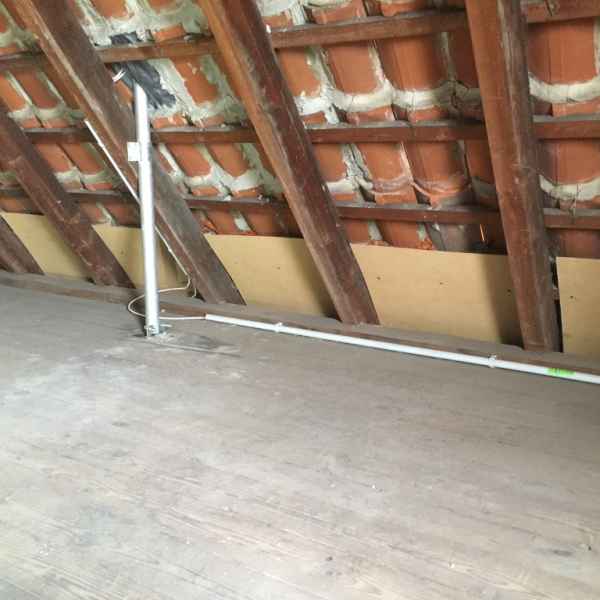 Ungedämmte Dachfelder vor der Zellulose-Dämmung.