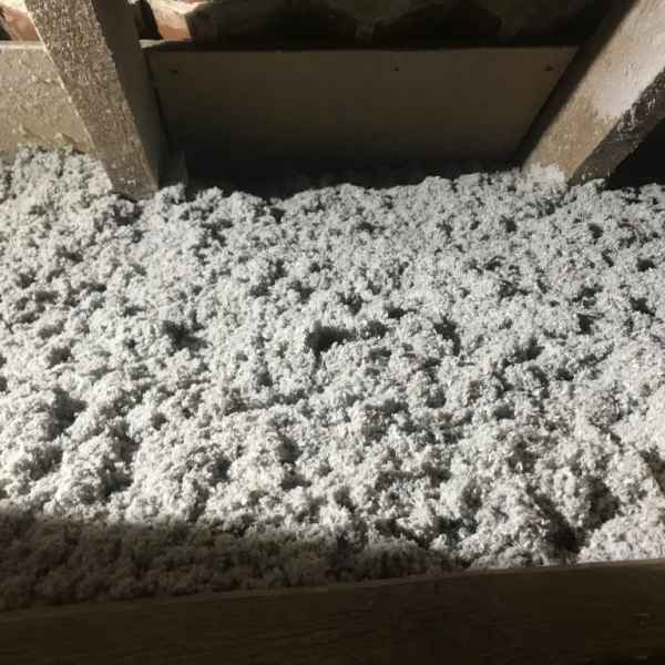 Dachfläche mit Thermofloc Zellulose fertig ausgeblasen.