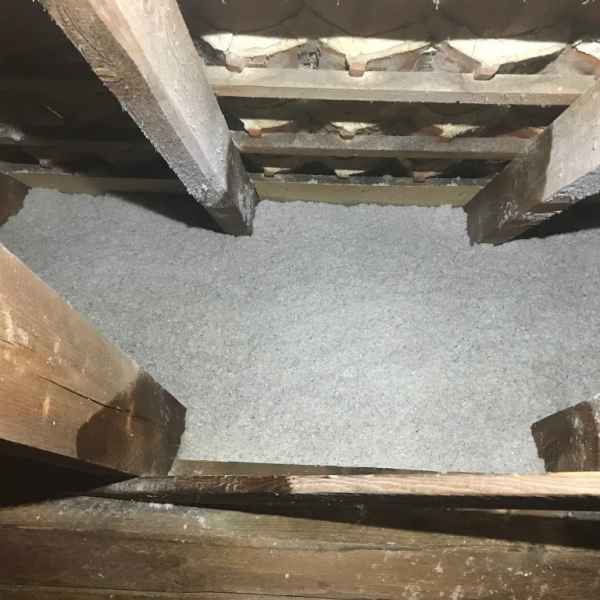 Fertig mit Zellulose-Dämmstoff WLG 039 gedämmte Dachschräge.