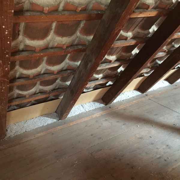 Fertigstellung der frisch gedämmten Dachschrägen.