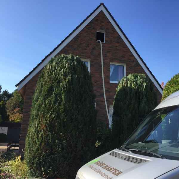 Vorbereitung der Einblasdämmung von Sparrenfeldern einer Dachschräge mit Zellulose WLG 040 gedämmt.