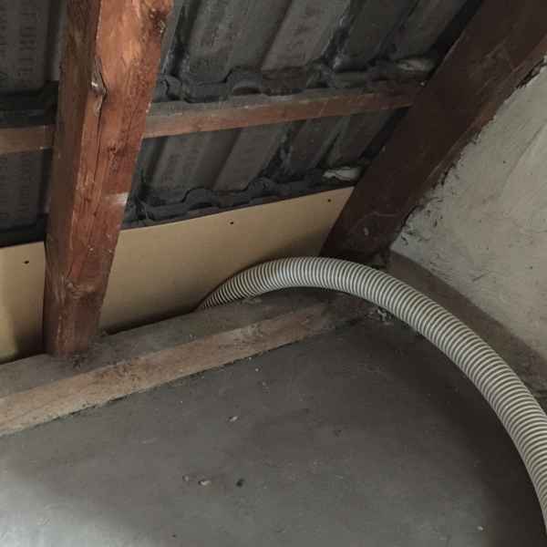 Sparrenfelder einer Dachschräge werden nachträglich mit Zellulose WLG 040 gedämmt.