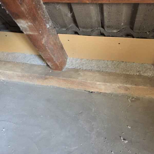 Der Dämmstoff (Zellulose WLG 040) wurde sorgfältig in die Sparrenfelder der Dachschrägen eingeblasen.