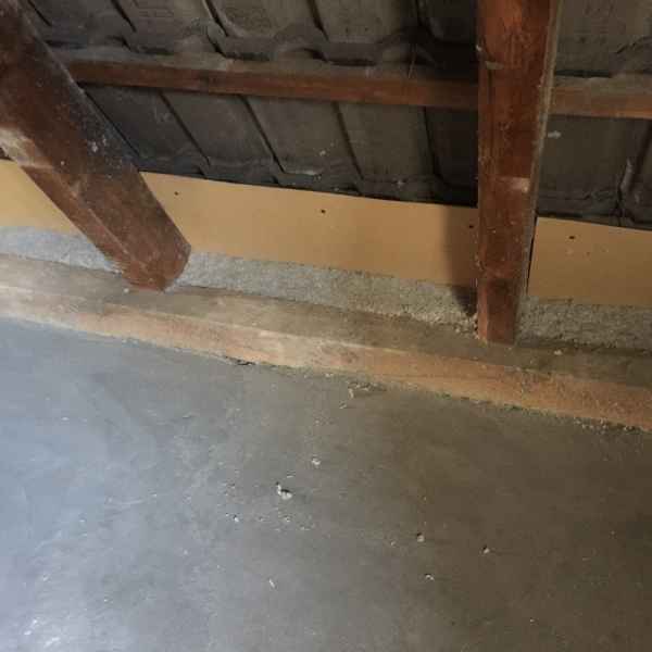 Sparrenfelder einer Dachschräge wurde nachträglich mit Zellulose WLG 040 gedämmt.