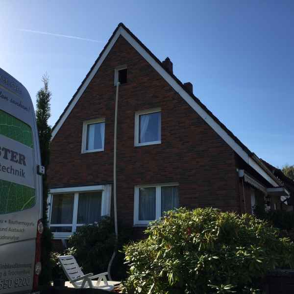 Sparrenfelder einer Dachschräge nachträglich mit Zellulose WLG 040 gedämmt.