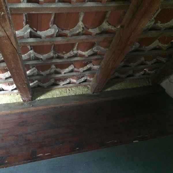 Die Dämmsäcke wurden fachmännisch in der Dachschräge fixiert und die sichtbare Oberfläche mit Dämmstoff versiegelt.