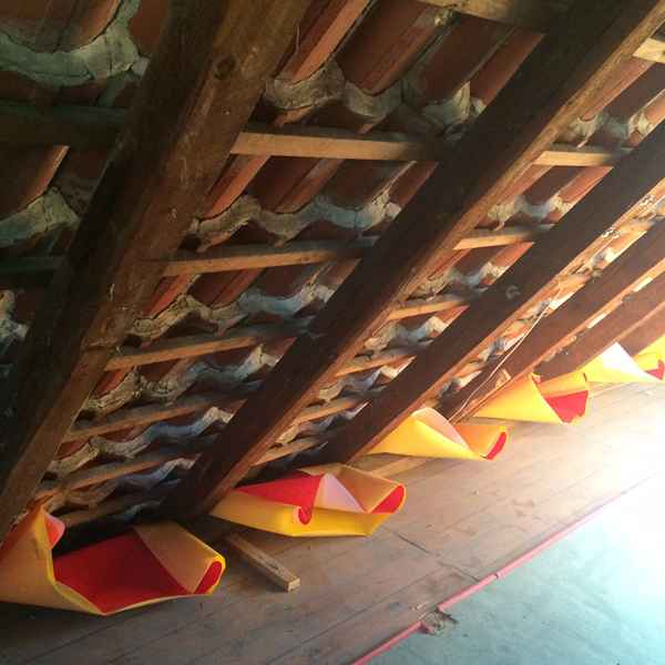 Dämmung von ausgebauten Dachschrägen im Dämmsack-Verfahren.