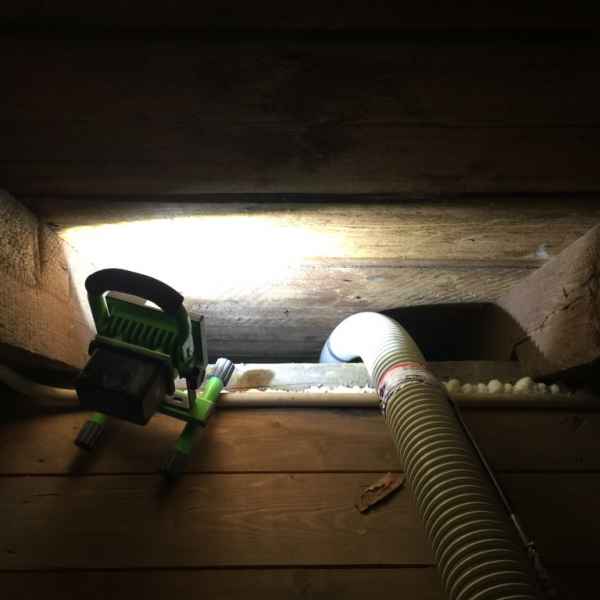 Die ungedämmten Dachschrägen werden mit Dämmstoff ausgeblasen.