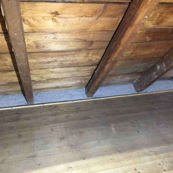 Fertig mit Zellulose-Fasern gedämmte Dachschräge.