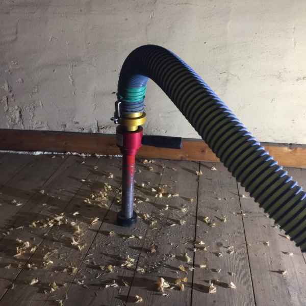 Ausblasen der Holzbalkendecke mit Hochleistungdämmstoff WLG 033.