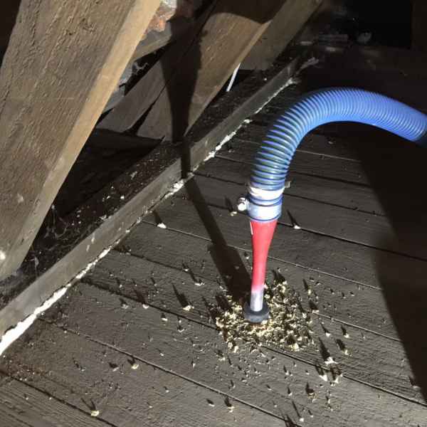 Verfüllung der obersten Geschossdecke mit Einblasdämmstoff WLG 033 - Dämmstärke 12cm - gedämmt.