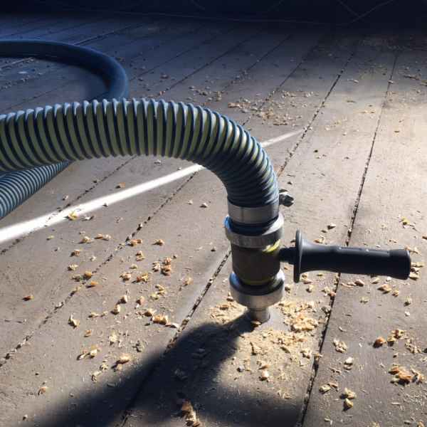 Einblasdämmung der obersten Geschossdecke mit einer Spezial-Drehdüse.