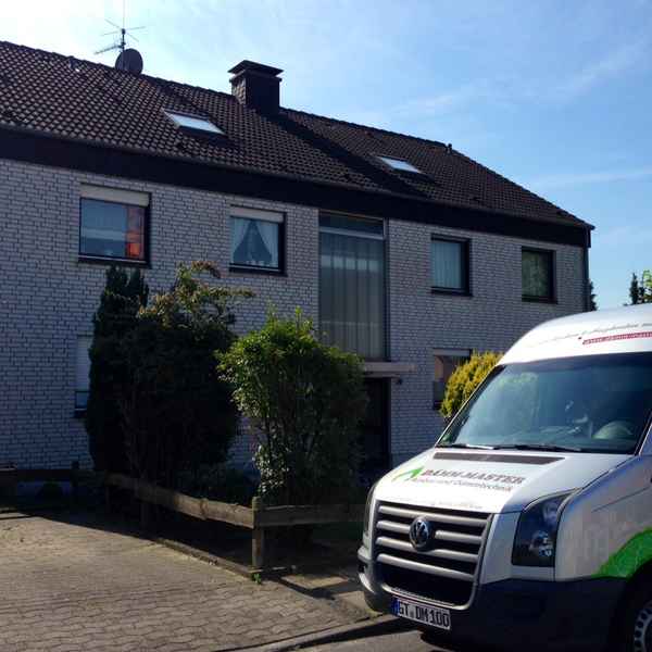 Ein Mehrfamilienhaus mit ungedämmter oberster Geschossdecke.