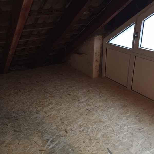 Fertig gedämmte oberste Geschossdecke im Mehrfamilienhaus.