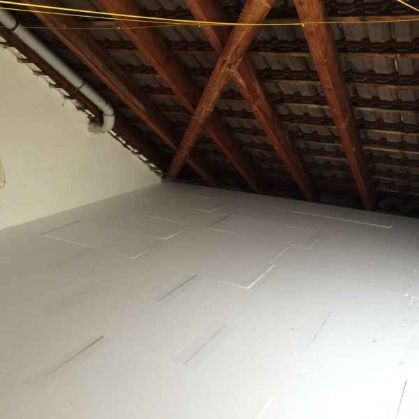 Fertiggestellte oberste Geschossdecke mit 160mm Dämmung.