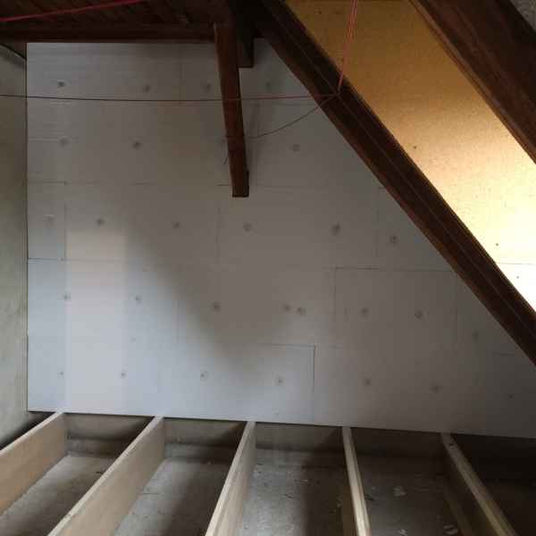 Giebelwand im Obergeschoss mit Dämmplatten WLG 035 gedämmt.