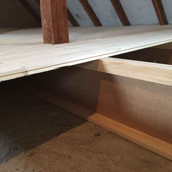Holzkonstruktion für die Zellulosedämmung mit Rauhspundbrettern geschalt.
