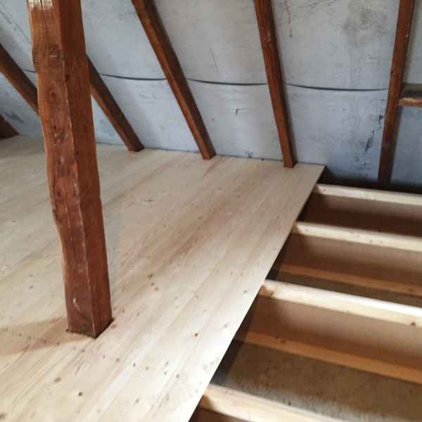 Holzkonstruktion für die Zellulosedämmung mit Rauhspundbrettern geschalt.