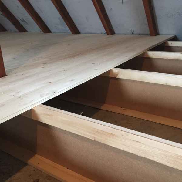 Holzkonstruktion für die Zellulosedämmung mit Rauhspundbrettern geschalt.