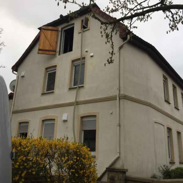 Mehrfamilienhaus mit ungedämmter oberster Geschossdecke.