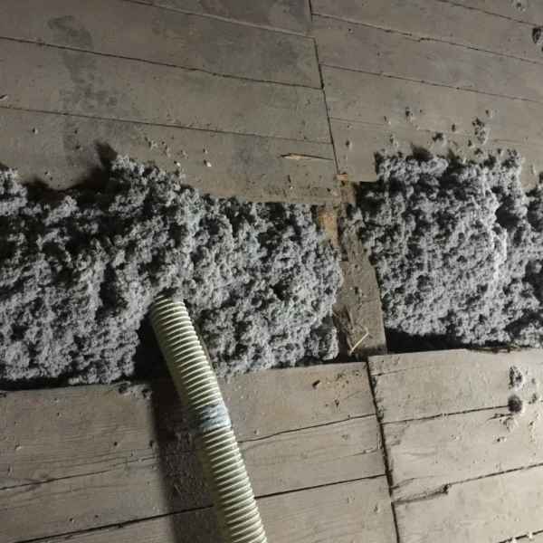 Zellulose-Einblasdämmung in der Obersten Geschossdecke.