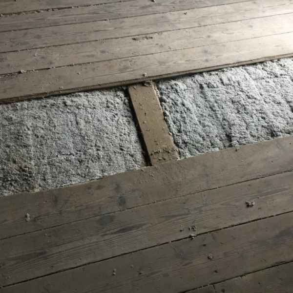 Fertig gedämmte Holzbalkendecke im Mehrfamilienhaus.