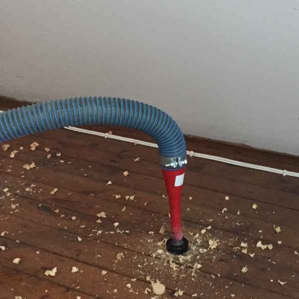 Der Einblasdämmstoff wird durch Bohrungen in die Hohlräume eingebracht.