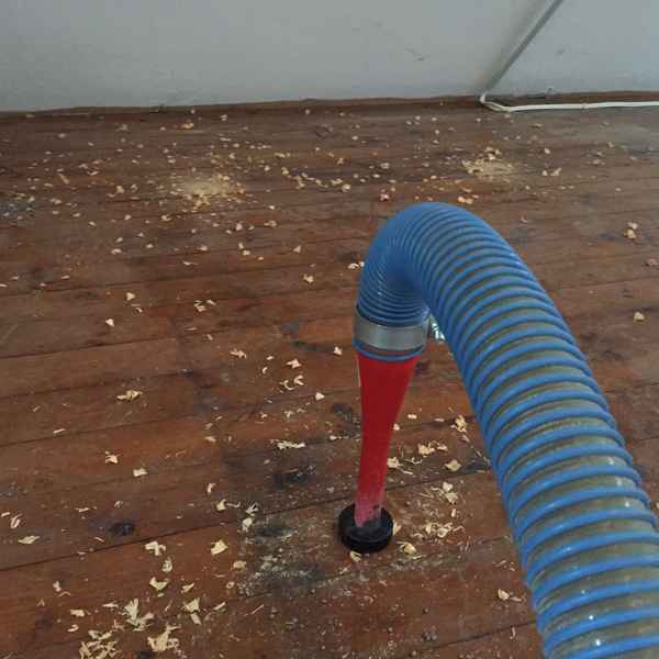 Der Dämmstoff wird durch fachmännisch gesetzte Bohrlöcher gleichmäßig in die Geschossdecke eingeblasen.