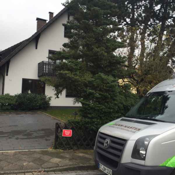 Eine ungedämmte oberste Geschossdecke soll mit Isofloc Pearl gedämmt werden.