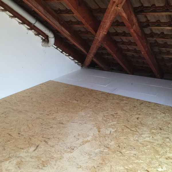 Oberste Geschossdecke mit Styropor gedämmt und OSB-Platten mit Nut-Feder montiert.