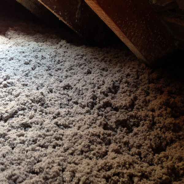 Lose Zelluloseflocken auf der obersten Geschossdecke.