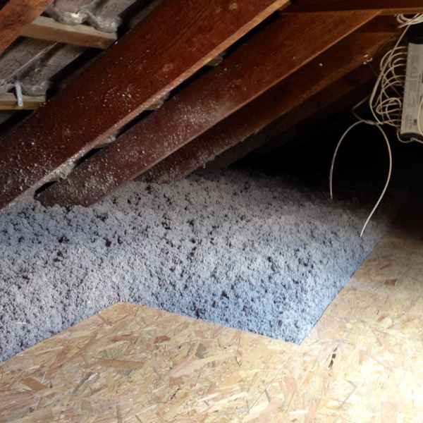 Oberste Geschossdecke mit Thermofloc Zellulose offen aufgeblasen.