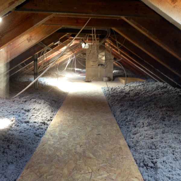 Gedämmte Decke im Mehrfamilienhaus mit Laufsteg.