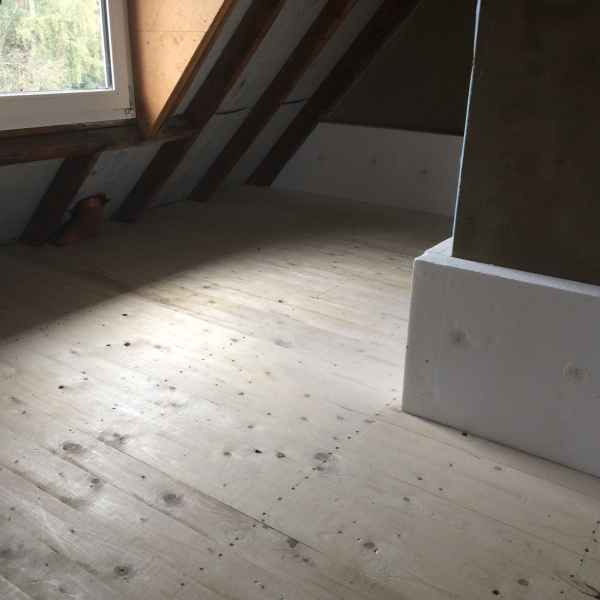 Oberste Geschossdecke mit Zellulose-Dämmstoff gedämmt.