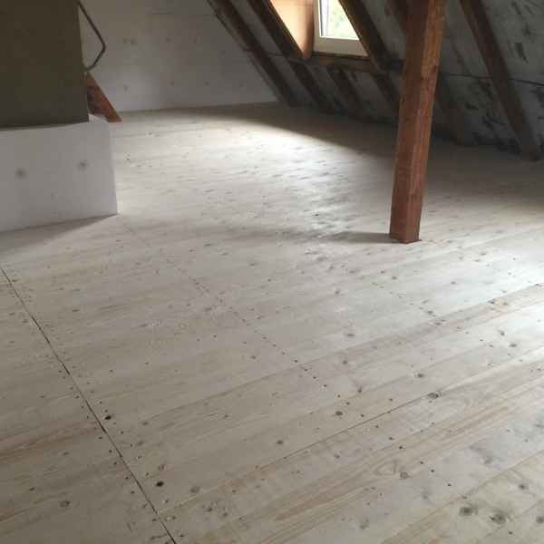 Oberste Geschossdecke mit Zellulose-Dämmstoff gedämmt.