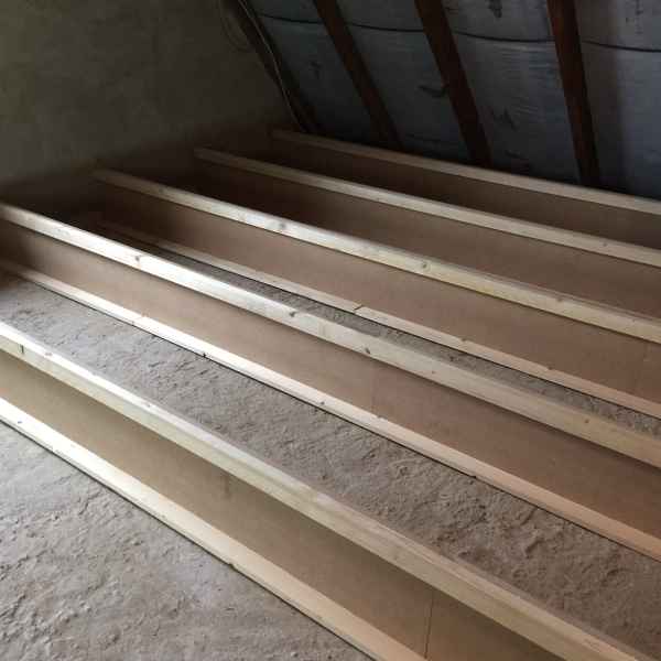 Ungedämmte Betondecke im Mehrfamilienhaus.